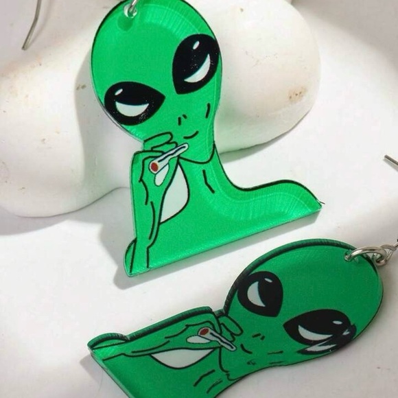 Green Alien Smoking Earrings – Funny Weirdcore Space Halloween Jewelry - Picture 5 of 11